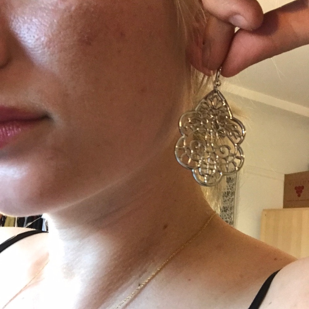 Dangle earring - Picture 2 of 2